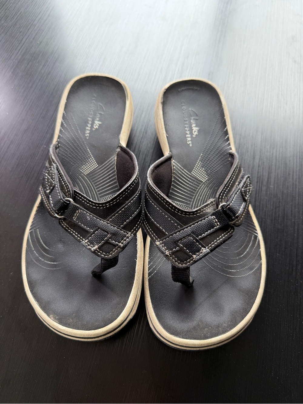 Clarks women’s Black Leather Thong Sandals
